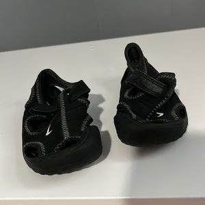 Black boy toddler sandals!!! Pet Free & Smoke Free Home!!! Size 6c!!!